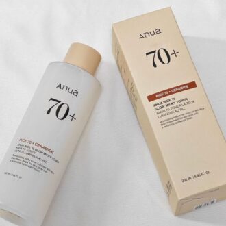 این تونر آبرسان و روشن کننده برنج +70 آنوا دارای بافتی سبک و شیری است که به راحتی جذب پوست میشود و احساس چسبندگی ایجاد نمیکند. بافت سبک این تونر باعث میشود که پوست احساس سنگینی نکند و به راحتی بتوان از آن در روتین روزانه استفاده کرد.