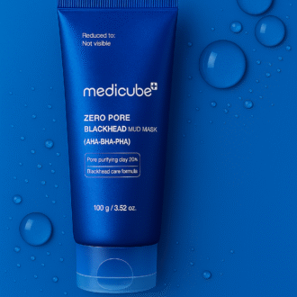 این ماسک با ترکیباتی مثل کائولین، سالیسیلیک اسید و عصاره چای سبز، به پاکسازی عمیق منافذ، کنترل چربی و کاهش جوش‌ های سرسیاه کمک می‌ کنه.