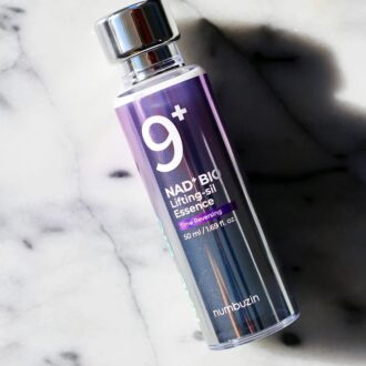 اگر به دنبال محصولی هستید که بتواند پوست شما را جوان، بسیار سفت و شاداب کند، اسنس بیو لیفتینگ نامبر 9 نامبوزین (Numbuzin No.9 NAD Bio Lifting-sil Essence) انتخاب فوق العاده است.