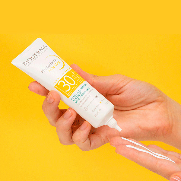 bioderma-photoderm-akn-mat-spf30-40-ml-63515-10-B.jpg ضد آفتاب فلوییدی Photoderm AKN Mat پوست های چرب بایودرما - Image 1